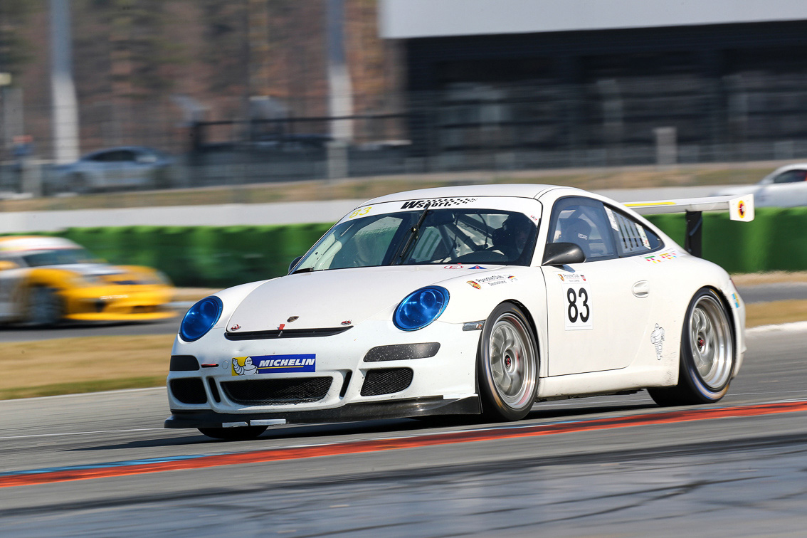 Christian Voigtländer (997 GT3 Cup) in Schlagdistanz zum Tabellenführer.jpg