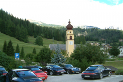 2003-Vor-der-Dorfkirche