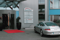 Porsche-vor-Hotel-DSCN3040