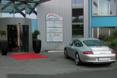Porsche-vor-Hotel-DSCN3040
